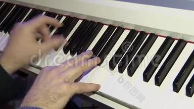 这位音乐家演奏数字钢琴。 钢琴家的手。 合成器或<strong>电子</strong>钢琴